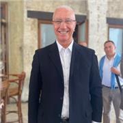 Long lasting global business leadership, makes me good for conversation with junior colleague or with who desires to practicise